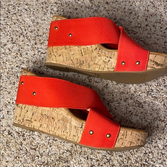 Lulus Red Cork Wedge Heels Size 8 NWOB - Picture 4 of 11